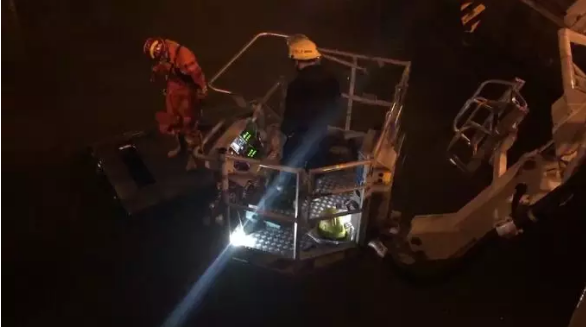百萬豪車＂飛＂入河中，打撈后車內(nèi)空無一人！