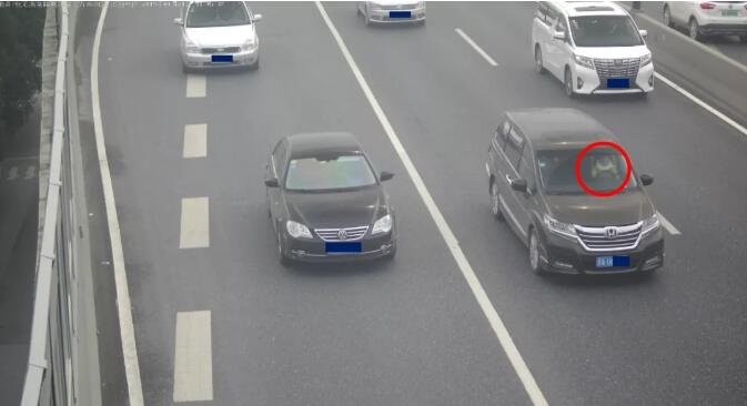 微頭條 | 抱著孩子開車，誰借你的膽??？ 接到爆
